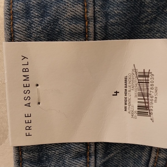 Free Assembly NWT Women's Mid-Rise Wide Hem Barrel Jeans Sz 4 Med Lt Blue Wash - Picture 4 of 10